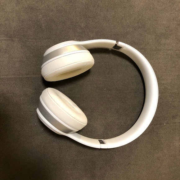 Beats Solo2 Wireless - Picture 2 of 6